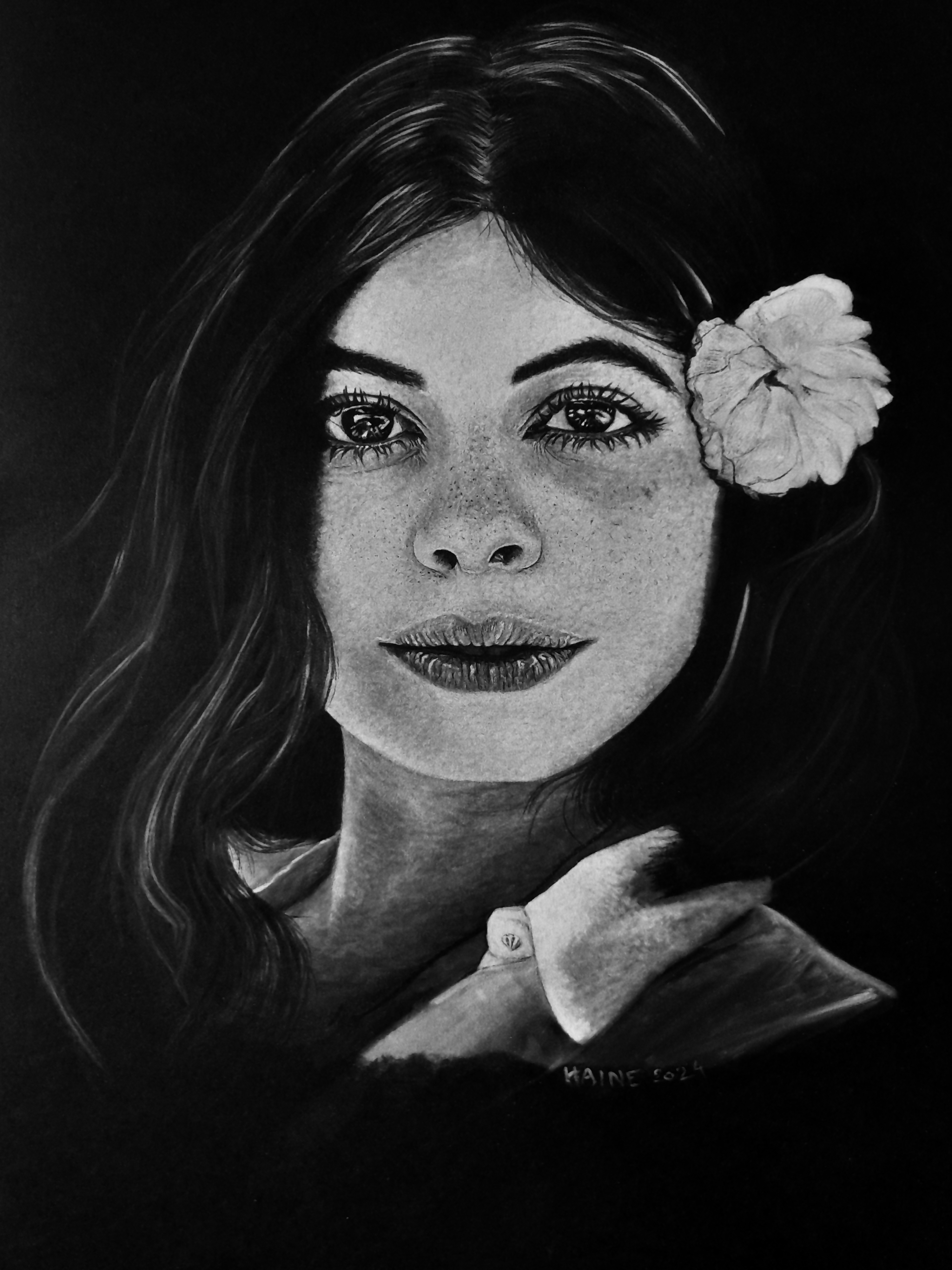 Un portrait de femme à la beauté méditerranéenne. Pastel blanc sur papier noir. 50cmx70cm.