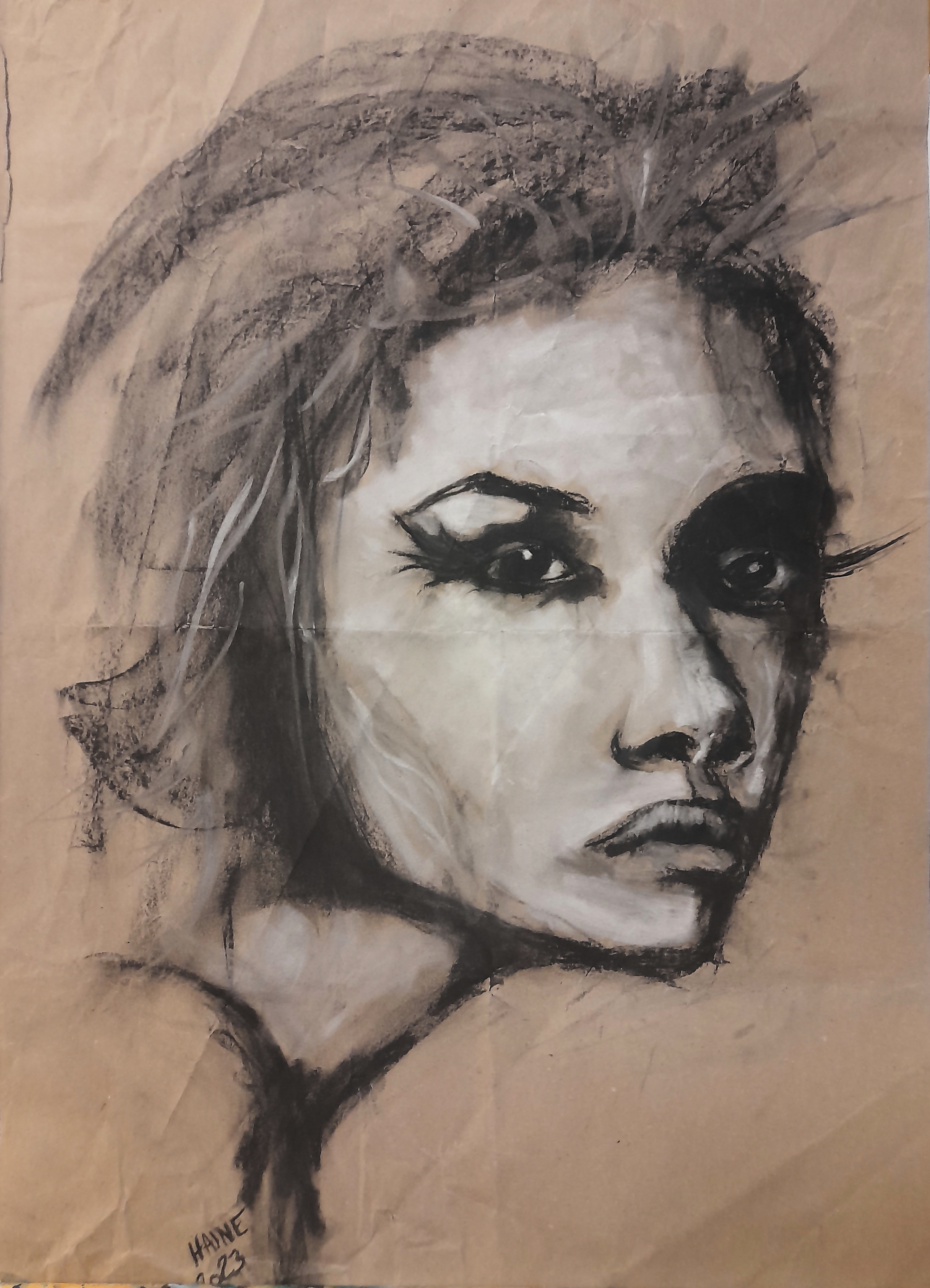 "Portrait au fusain sur papier kraft"