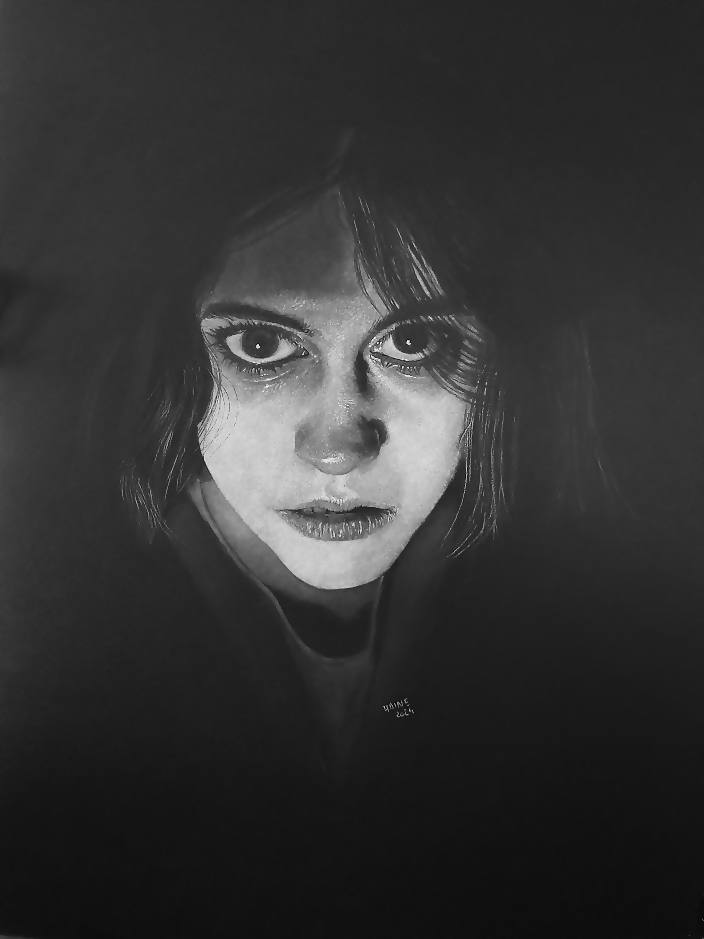 Un portrait d'une femme effrayée. Pastel blanc sur papier noir. 50cmx70cm.